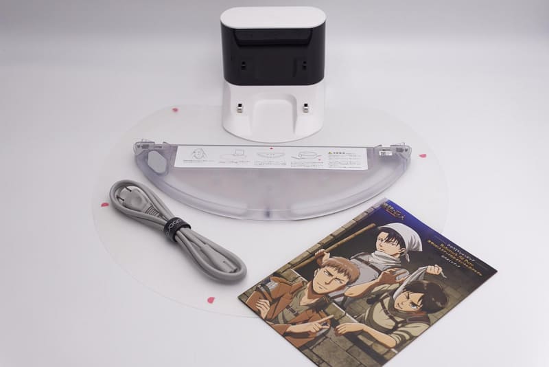 付属品は充電ドック、水拭き用モップ、充電時に床面を水分から保護する防湿マット、リヴァイ兵長オリジナル音声案内ガイドブック、本体に貼るオリジナルステッカーなど