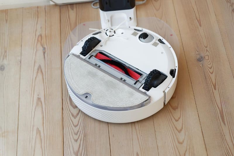 モップが装着されたタンクに水を入れ、本体にセット