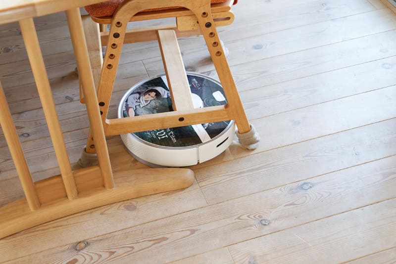 試しにダイニングの椅子をテーブルに上げないまま掃除を開始すると……