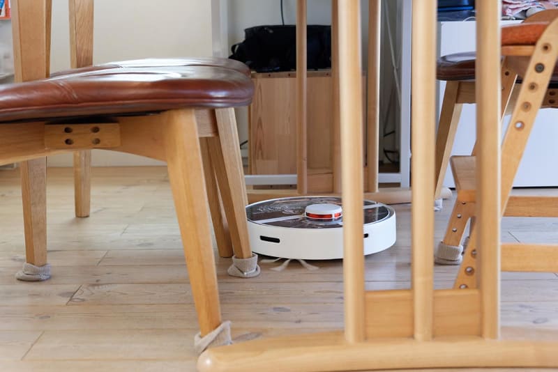 椅子の脚を巧みに避けながら奥の奥まで侵入し、きっちりきれいにしてくれた