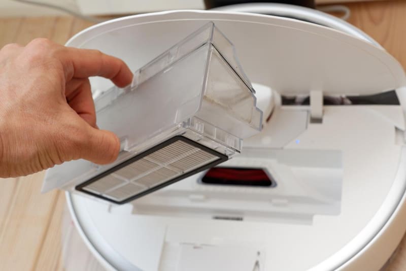 ダストボックスもワンタッチで取り外し。筆者宅の場合、中身を捨てるペースは週1程度