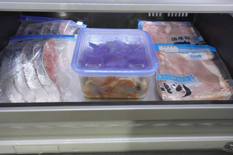 小分けした塩鮭、鶏肉カシューナッツ炒め、胸肉を1週間ほど入れておいた