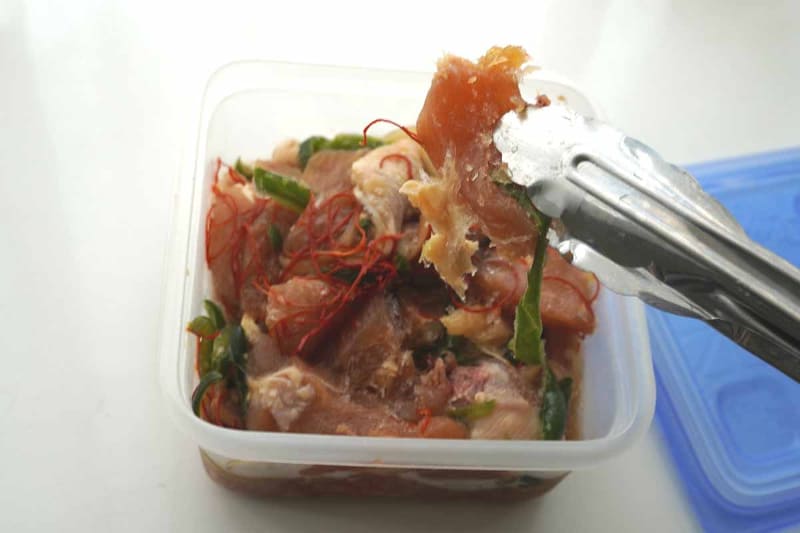 鶏肉のカシューナッツ炒めは少し凍っているが、鶏肉を1枚ずつペリッとはがせる。そのまま調理もできる