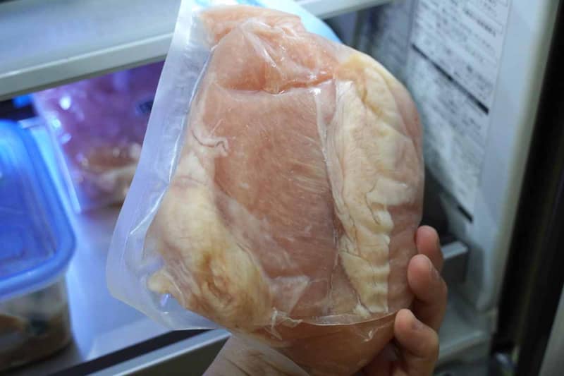 胸肉に関しては、凍ってカチカチの状態