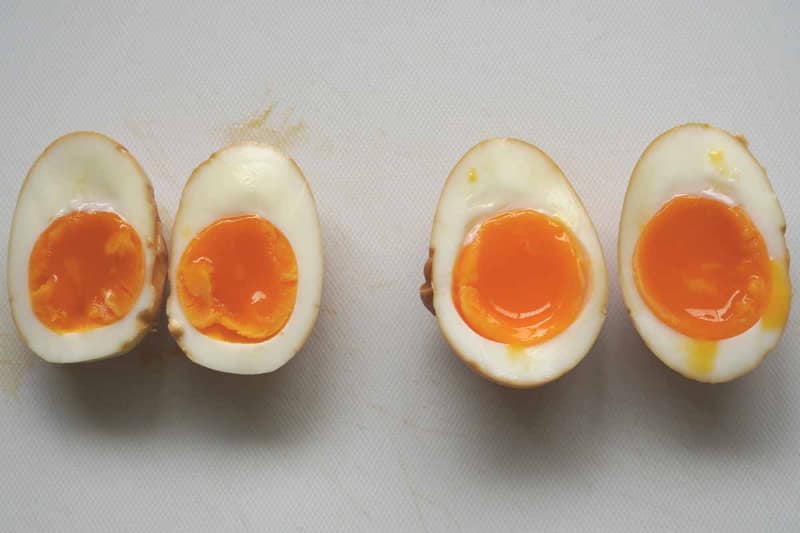 右が「はやうま冷却」をした卵。見た目はほとんど変わらないが、味の濃さがまったく違うので驚いた