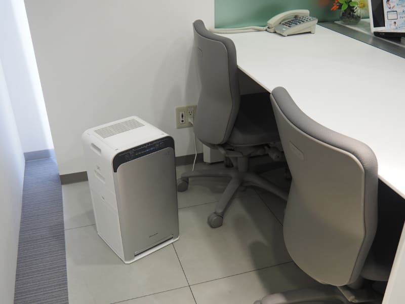 家庭はもちろん、小さなオフィスにも設置しやすいコンパクトサイズ。本体サイズは270×270×500mm(幅×奥行き×高さ)、本体重量は6.8kg。同社の家庭用フラッグシップ製品よりもかなり小さい