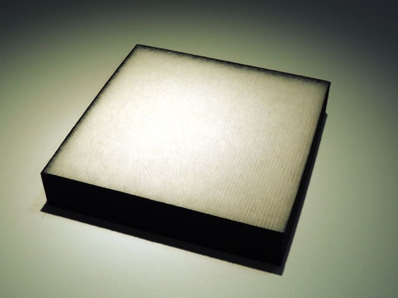 UVストリーマ空気清浄機用の交換用抗菌HEPAフィルター。フワフワと毛羽立っている部分が粗塵フィルター。粗塵フィルターの奥にある、折りたたまれた素材が抗菌HEPAフィルター