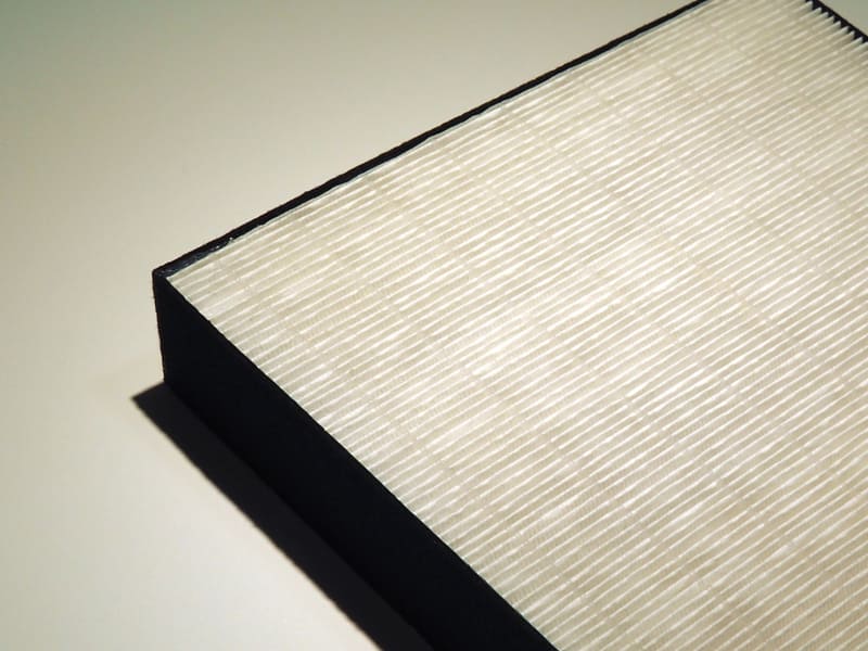 HEPAフィルターとは0.3µmの粒子を99.97%以上除去できる高性能フィルターのこと。より多くの微粒子を捕集できるよう、表面積を大きくするためにHEPAフィルターは蛇腹状に折りたたまれている