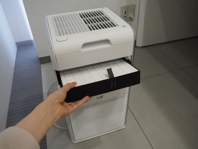 交換用抗菌HEPAフィルターの交換目安は約1年。フィルターを交換する30分前に「UV清浄」を行なうのがオススメだそう