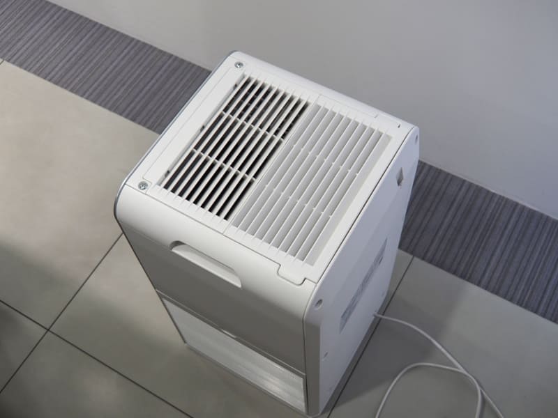 吹出グリルの羽根は、中央に向かって風が出る形状