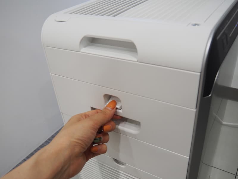 メンテナンス口はロック解除ボタンを押しながらでないと開かない