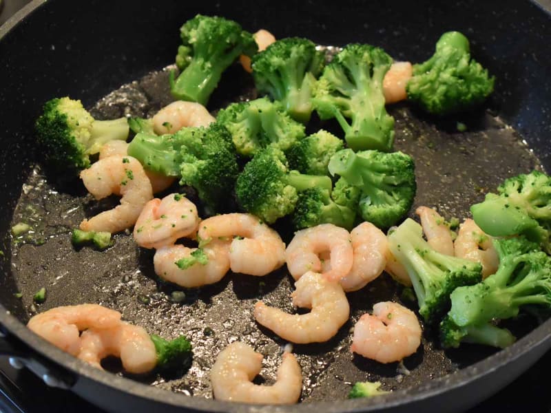 むきエビを先に炒めてからブロッコリーを加えます