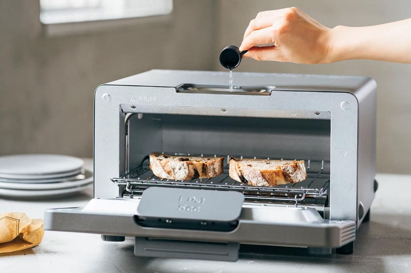 水を専用タンクに入れてから焼くことで、スチームを発生させる