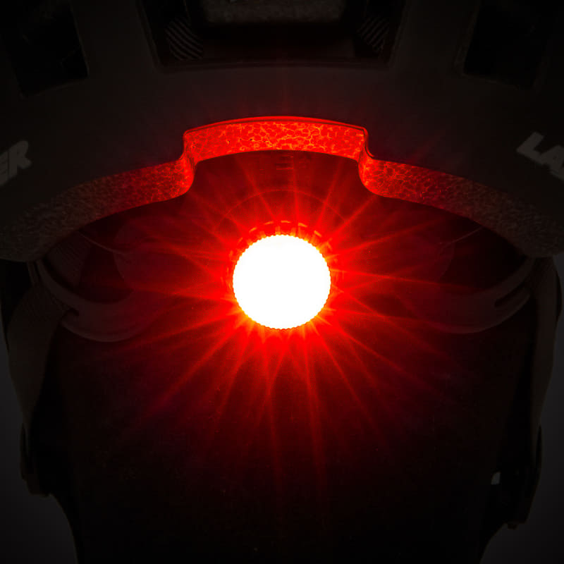 夜間の視認性を高めるLEDライト(別売)