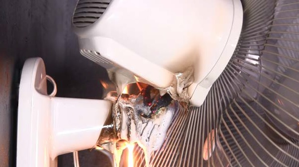 首振り部の内部配線が断線して発火(NITEの再現実験)