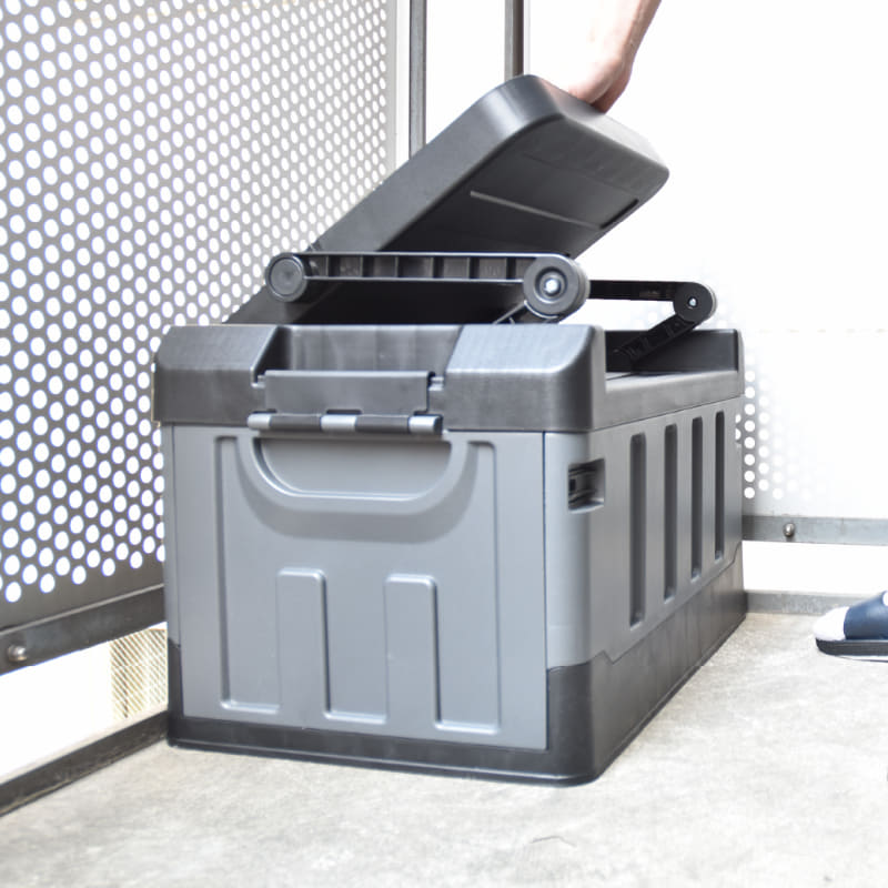 蓋の溝部分に手をかけて開くと、背もたれとひじ掛けが連動して起き上がる