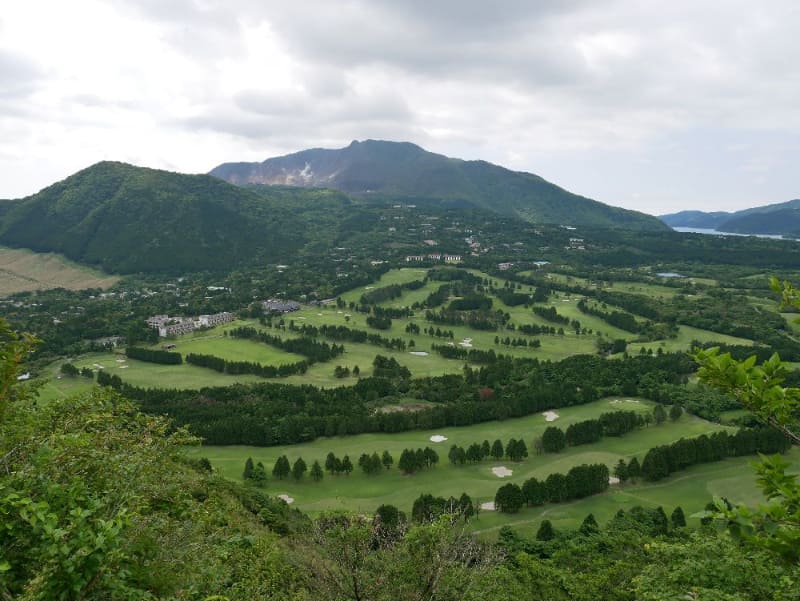 長尾峠では大涌谷から芦ノ湖を一望できる