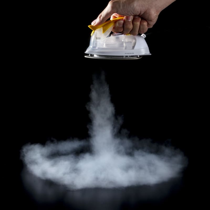 スチーム機能を備えた「ミニスチームアイロン」