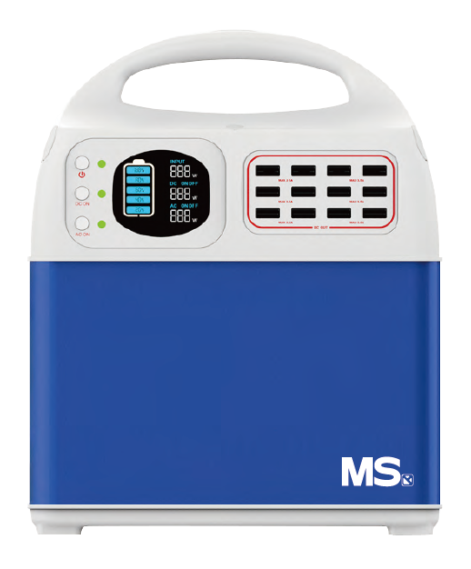 本体正面にUSB Type-Aポート12口、側面にAC出力コンセントを2口搭載する