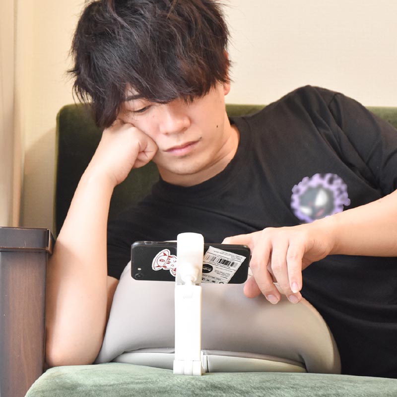 様々なスタイルでリラックスしてスマホが使える