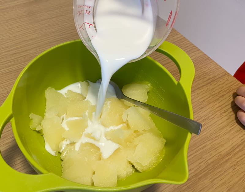 ボウルに中身を出したら牛乳を注ぎ……