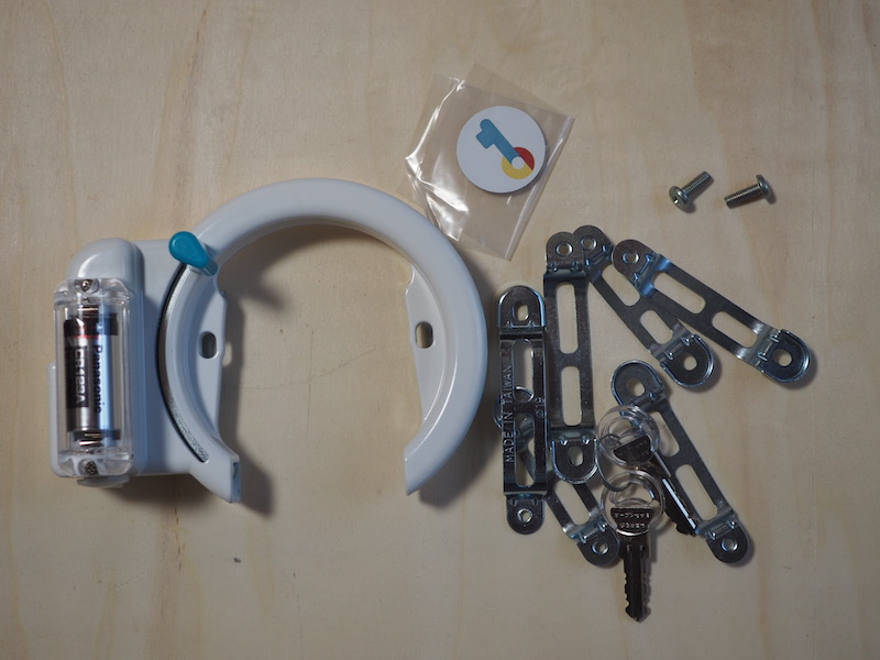 本体や取り付け用の金具、鍵などが同梱する