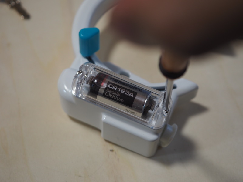 乾電池が収納されているケース部を開けて、乾電池の絶縁シートを外す