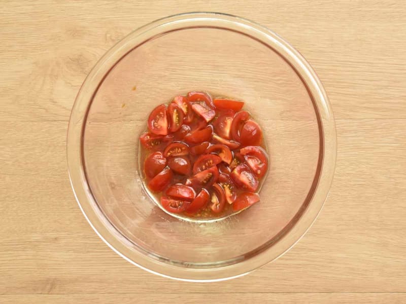 トマトを軽く潰すことがポイントです