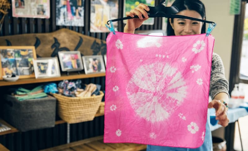 染物工房で米沢織を体験できる