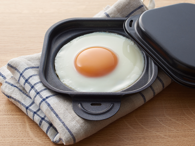 ふた付きの目玉焼き専用トレーが付属する