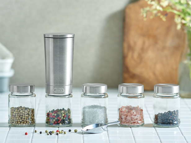 別売のふた付きボトルを使って、複数の調味料を挽ける