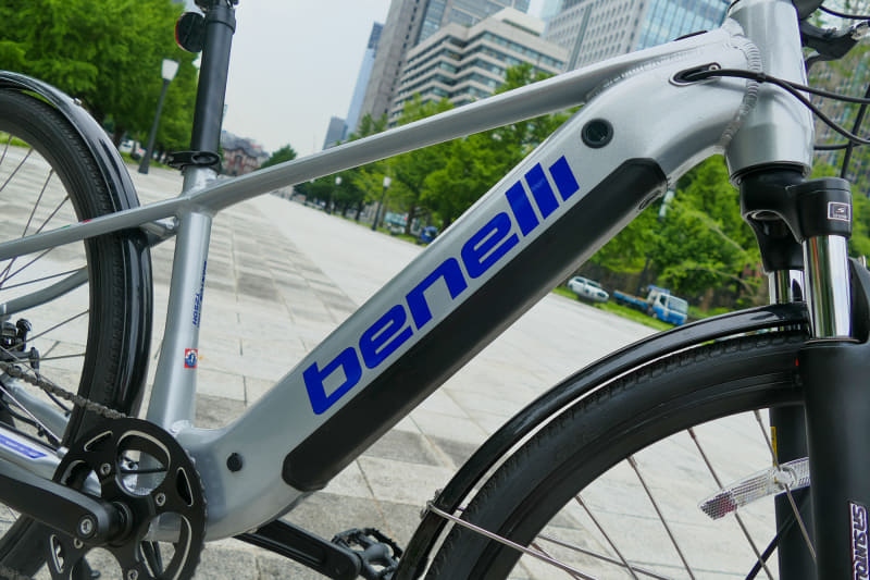 ケースを外した後に専用キーでバッテリーを脱着可能