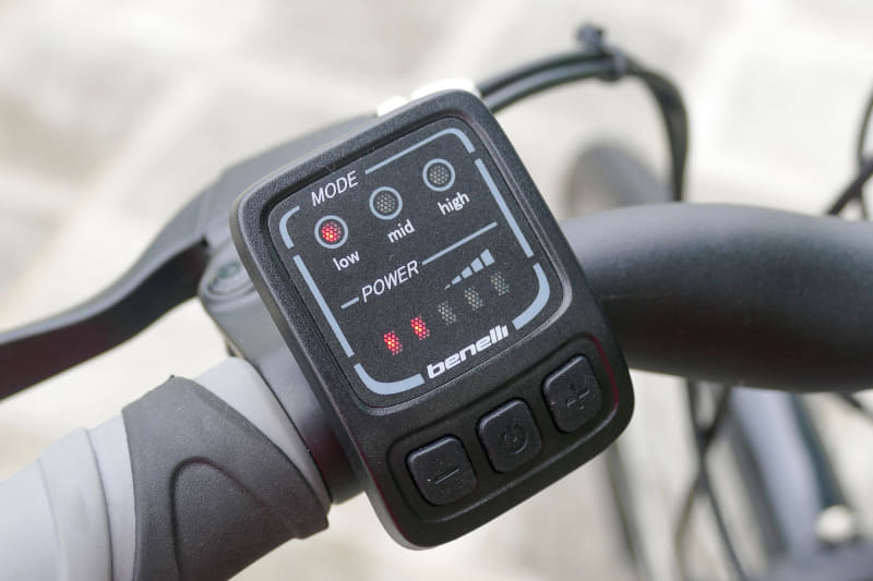 左ハンドル部に操作スイッチ(試作車のため表示は赤色LEDだが、市販車では青色LEDとなる)