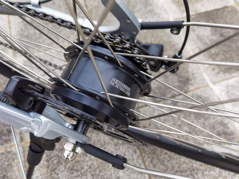 ドライブユニット(36V/250W)はリアハブに搭載