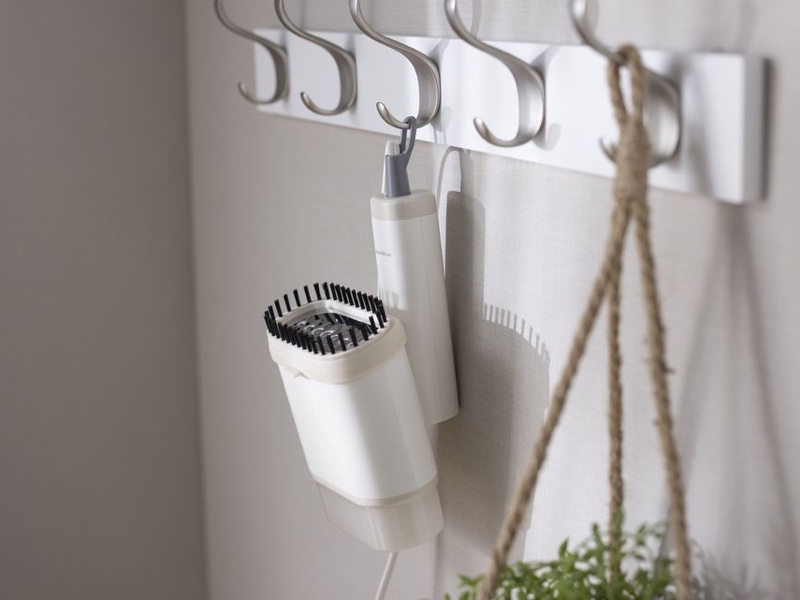 本体は折りたたんで収納できる。便利なフック穴付き