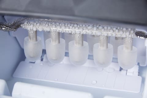 製氷機　2021年製　￼SP-CE01 最短6分で氷が作れる、家庭用製氷機 - 家電 Watch