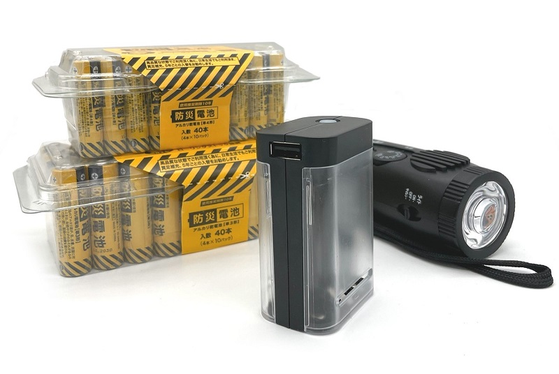 A4サイズで引き出しにしまえる防災セット。乾電池80本と充電器、ラジオ