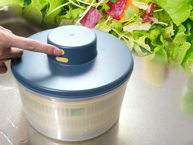 ボタンを押すだけで野菜の水切りが可能