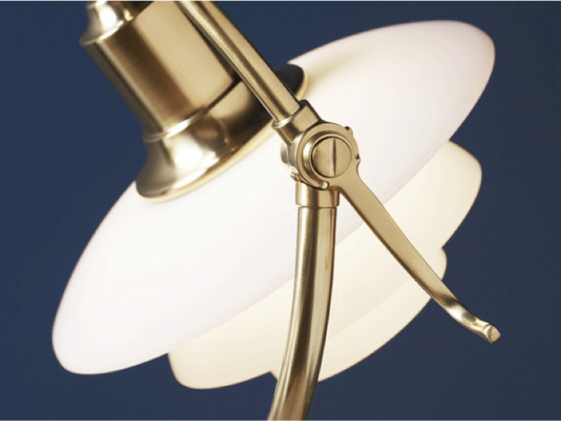 三層構造のガラスシェード。左右に最大45度傾けることが可能