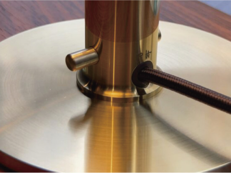 ベース部分にイニシャルを刻印。真鍮製で使うほどに味わいが増す