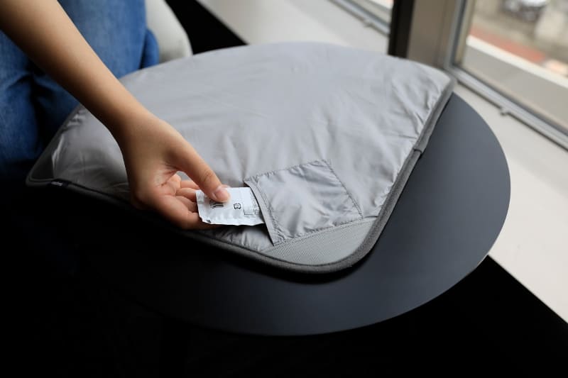 保冷剤ポケットを備える