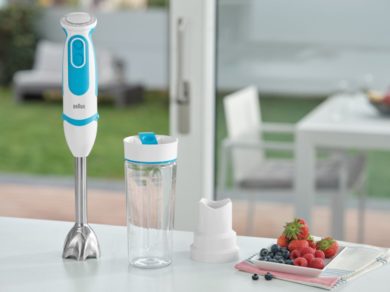 左からブレンダーを装着した本体、スムージータンブラー、専用軽量カップ、カッター部(写真手前)