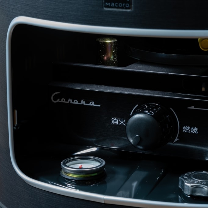 「Corona」のロゴは、クラシックな筆記体