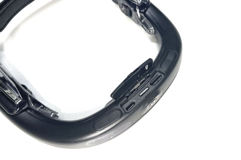 本体後方下側のフタを開くとUSB-CポートやmicroSDカードスロットがあります。中央にあるのが電源ボタン。電源のオンオフをするにはこのフタを開く必要があります