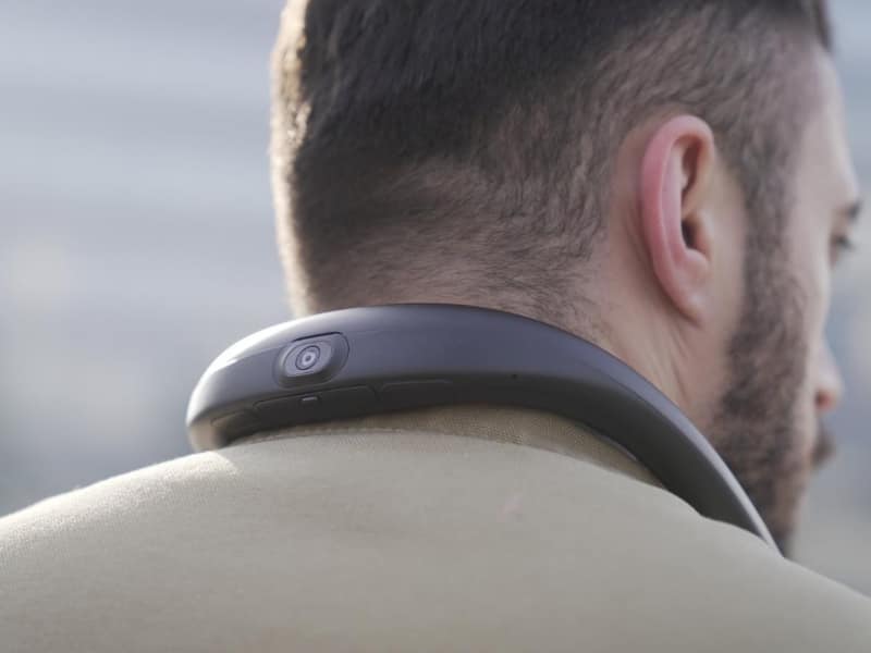 後ろに内蔵されたカメラで後方を撮影します