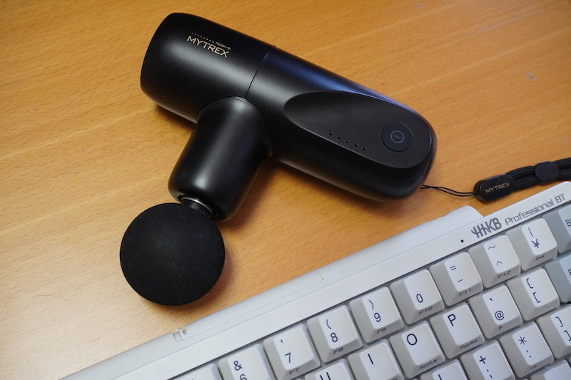 MYTREXのガン型振動ボディケアツール「REBIVE MINI」13,200円。約370gと軽量コンパクト。机の上に置いて、頻繁に使えるようにしている