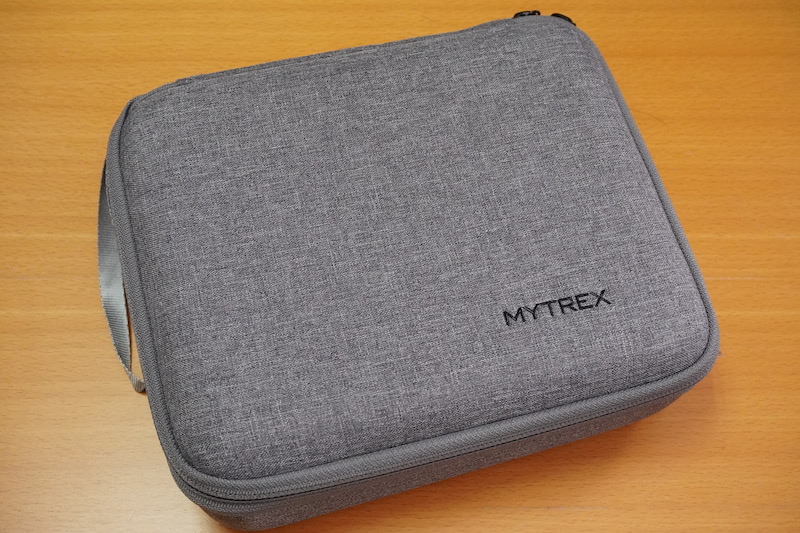 専用ケースと5種類のアタッチメントが付属する。充電はUSB Type-Cで行ない、動作時間は約4時間