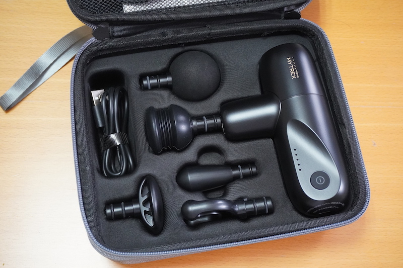専用ケースと5種類のアタッチメントが付属する。充電はUSB Type-Cで行ない、動作時間は約4時間