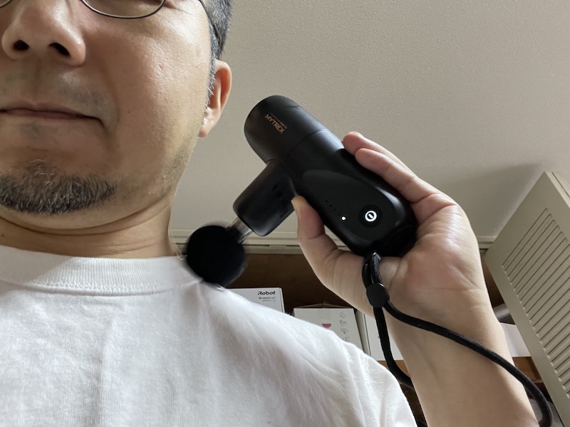 振動レベルは5段階(1分間約1,600回〜約3,000回)。本体を落としてもケガなどしないよう、ハンドストラップを付けて使用する。コンパクトさのデメリットしては、背中に届きにくいことぐらいだろうか