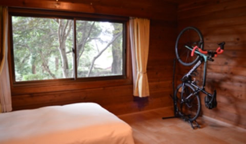 室内にサイクルラックを備える